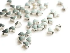 50 petites perles en plastique - cœurs argentés