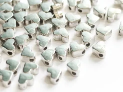 50 petites perles en plastique - cœurs argentés