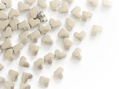 50 petites perles en plastique - cœurs argentés