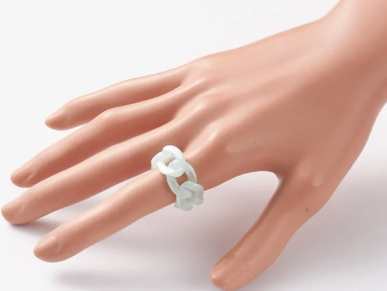 Bague chaîne en acrylique transparente - Turquoise pâle