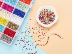Boite de 24 couleurs de perles de rocailles rondes - 8/0 soit environ 3 mm de diam.