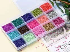 Boite de 15 couleurs variées de perles de rocailles rondes 12/0 - 2mm env.