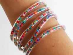 Bracelet jonc bouddhiste fantaisie - inclusion de perles de rocailles multicolores