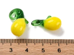 Breloque citron jaune en perles de verre colorées
