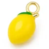 Breloque citron émaillée en laiton doré à l’or fin