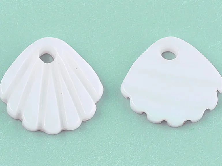 Breloque coquillage en nacre