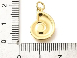 Breloque coquillage orné de strass en laiton doré à l’or fin