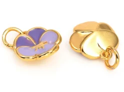 Breloque fleur émaillée lilas en laiton doré à l’or fin