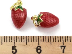 Breloque fraise émaillée en laiton doré à l’or fin