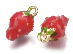 Breloque fraise émaillée en laiton doré à l’or fin