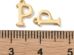 Breloque lettre P en laiton plaqué or 18 K