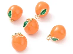 Breloque orange émaillée en laiton doré à l’or fin