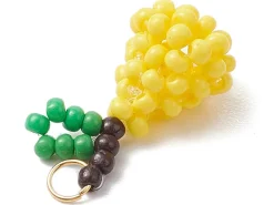 Breloque poire en perles de verre