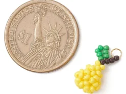 Breloque poire en perles de verre