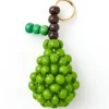 Breloque poire verte en perles de verre