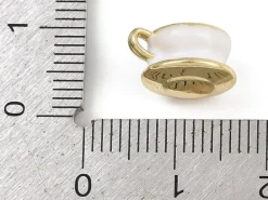 Breloque tasse gourmande blanche émaillée - doré
