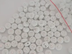 Lot de 200 perles rondes alphabet - lettres argentées