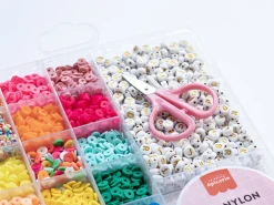 Maxi boite - 16 couleurs de perles heishi POP et accessoires + perles lettres, ciseaux et fil élastique