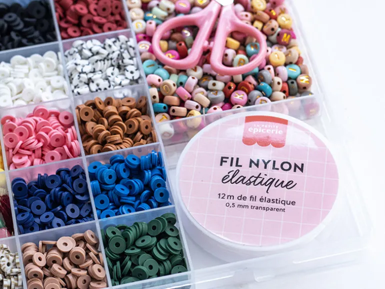 Maxi boite - 16 couleurs de perles heishi NATURE et accessoires + perles lettres, ciseaux et fil élastique