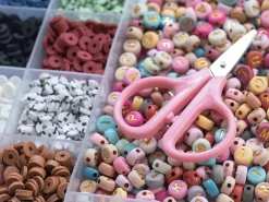 Maxi boite - 16 couleurs de perles heishi NATURE et accessoires + perles lettres, ciseaux et fil élastique