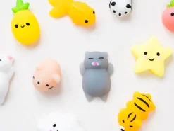 Mini squishy chat gris qui dort - anti-stress