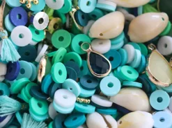 Mélange de perles heishi et de breloques - Bali