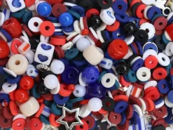 Mélange de perles heishi et de breloques - France