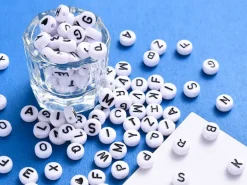Pack boite de perles en plastique alphabet et bobine de fil élastique