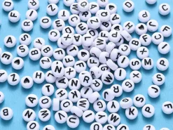Pack boite de perles en plastique alphabet et bobine de fil élastique