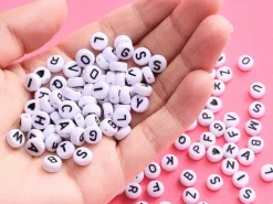 Pack boite de perles en plastique alphabet et bobine de fil élastique