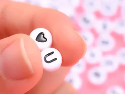 Pack boite de perles en plastique alphabet et bobine de fil élastique