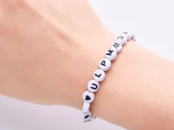 Pack boite de perles en plastique alphabet et bobine de fil élastique