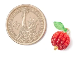 Pendentif pomme rouge en perles de rocaille nacrées