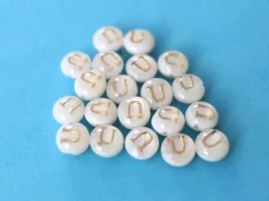Perle coquillage naturel et laiton doré - Lettre U