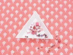 Plateau triangulaire pour trier les perles