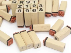 Tampons lettres et chiffres avec encreur noir - 48 caractères
