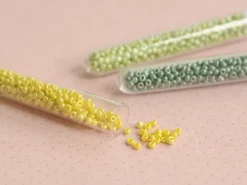 Tube de 350 perles de rocailles opaques nacrées - jaune