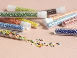 Tube de 350 perles de rocailles opaques nacrées - multicolore