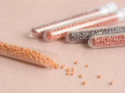 Tube de 350 perles de rocailles opaques nacrées - orange clair